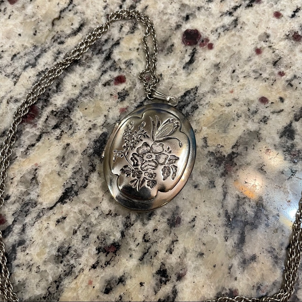 1928 Silver Locket - Picture 2 of 5